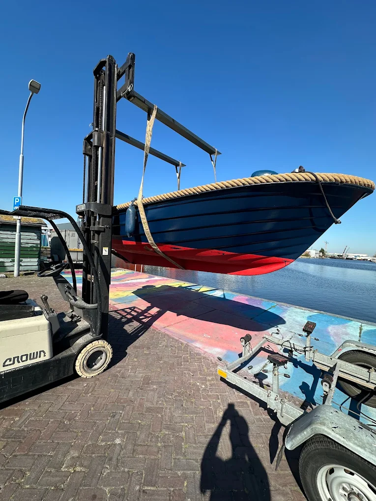 Boot tijdens uithijsen op het terrein
