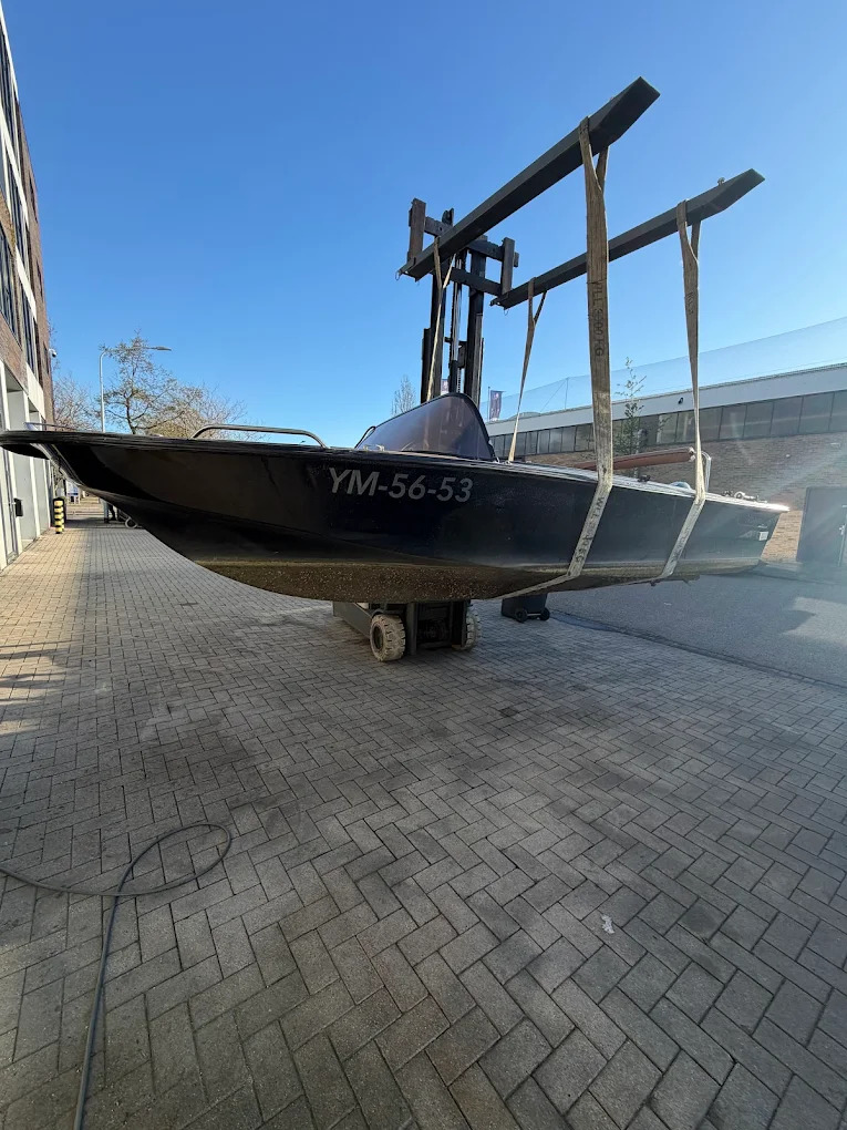 Versgeschilderde romp na antifouling behandeling