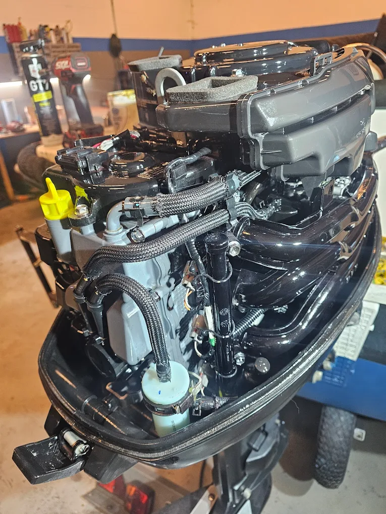 Gereviseerde buitenboordmotor in onze werkplaats